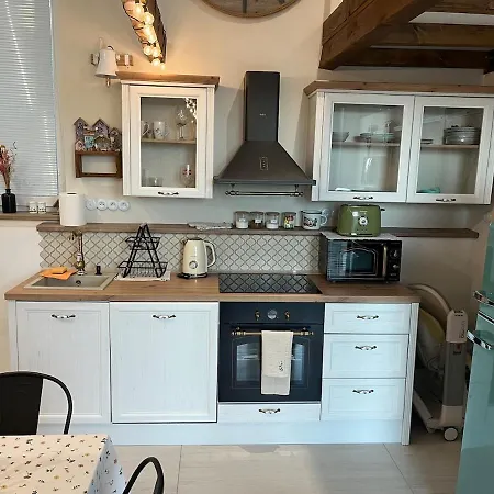 Cozy, New Country Apartment *